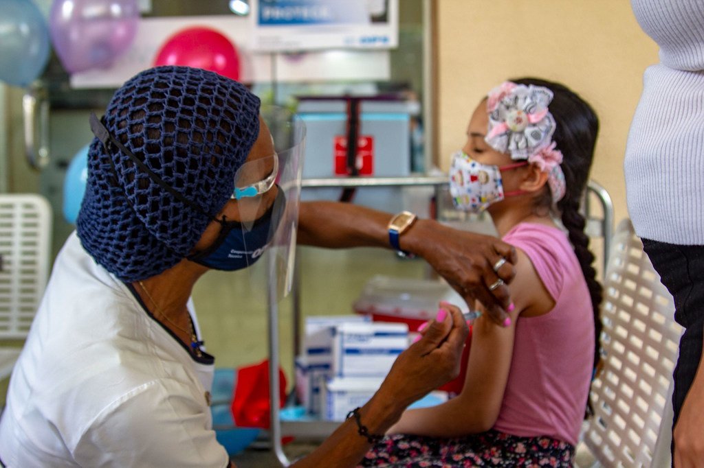 Una niña es inmunizada durante una campaña de vacunacion en Venezuela.